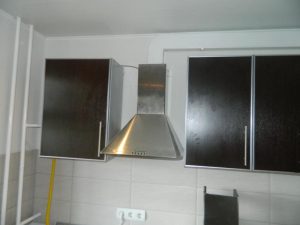 Установка вытяжки на кухне в Павловске