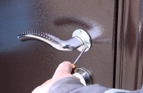 Замена дверной ручки металлической двери в Павловске