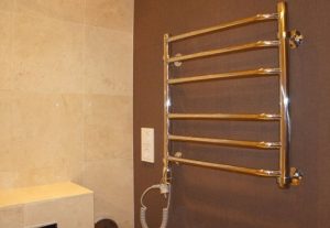 Установка электрического полотенцесушителя в ванной в Павловске